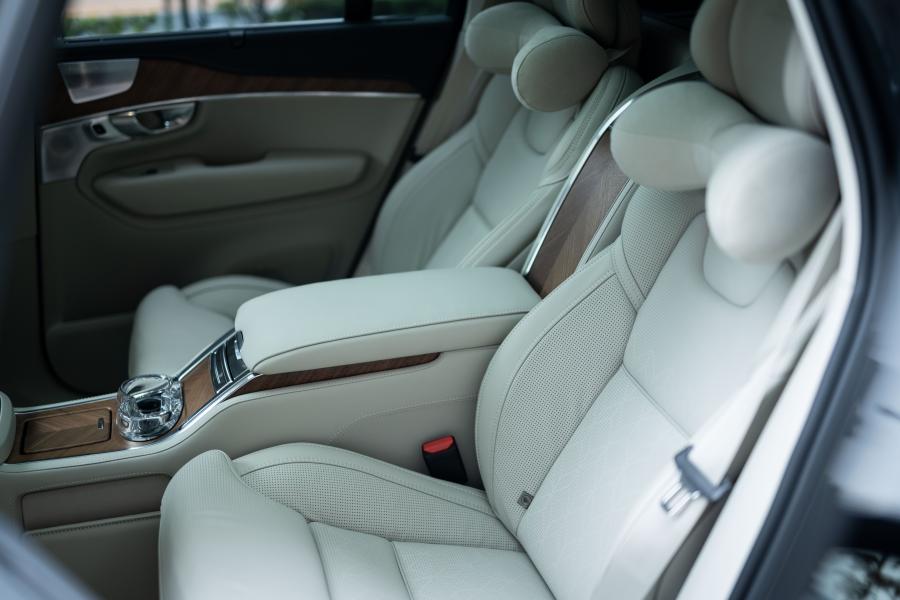 Интерьер Volvo XC90 T8 Excellence 2015 года  (JP) (фото 8 из 16)